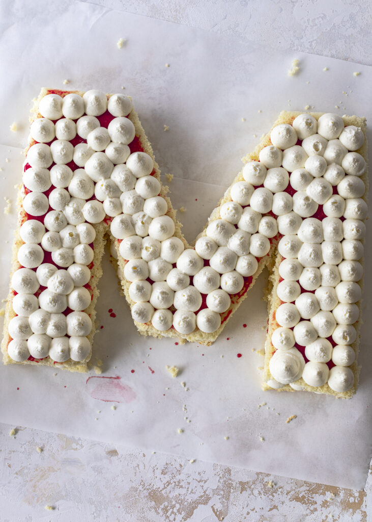 Letter Cake mit Erdbeeren ganz einfach zum Muttertag backen. mit Schritt für Schritt Anleitung und Schablone- #lettercake #numbercake #muttertag Emmas Lieblingsstücke