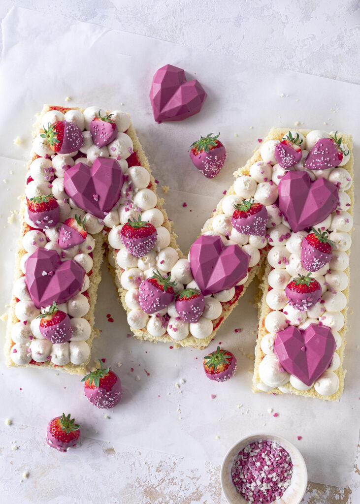 Letter Cake mit Erdbeeren ganz einfach zum Muttertag backen. mit Schritt für Schritt Anleitung und Schablone- #lettercake #numbercake #muttertag Emmas Lieblingsstücke