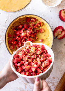 Gedeckter Apfelkuchen mit roten Äpfel, Zimt und Zucker ganz einfach selber backen. #apfelkuchen #kuchen #apfel Emmas Lieblingsstücke