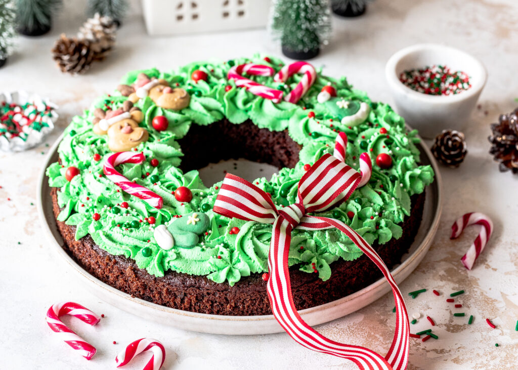 Brownie-Weihnachtskranz-Torte mit braunem Zucker, Schokolade und Buttermilch backen. Emmas Lieblingsstücke