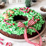 Brownie-Weihnachtskranz-Torte mit braunem Zucker, Schokolade und Buttermilch backen. Emmas Lieblingsstücke