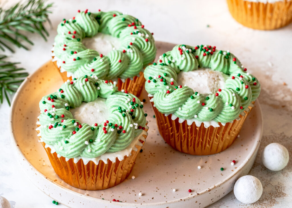 Weihnachts-Cupcakes dreimal anders backen und verzieren. Ein leckerer Zimt-Cupcake mit Vanillecreme Frosting. #cupcakes #backen #weihnachten #diy Emmas Lieblingsstücke