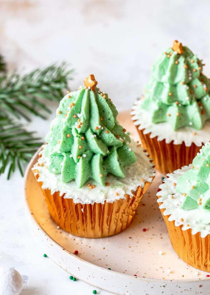 Weihnachts-Cupcakes dreimal anders backen und verzieren. Ein leckerer Zimt-Cupcake mit Vanillecreme Frosting. #cupcakes #backen #weihnachten #diy Emmas Lieblingsstücke