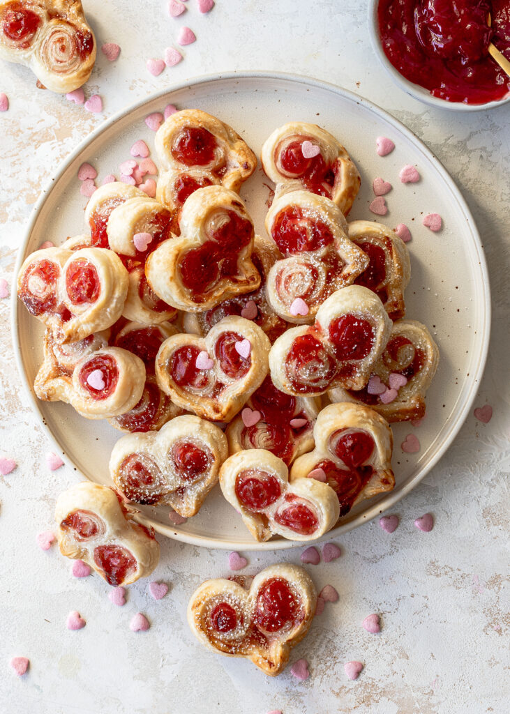 Schnelle Blätterteig-Erdbeer-Herzen zum Valentinstag oder Muttertag backen. Super einfach und so lecker. Emmas Lieblingsstücke