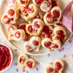 Schnelle Blätterteig-Erdbeer-Herzen zum Valentinstag oder Muttertag backen. Super einfach und so lecker. Emmas Lieblingsstücke
