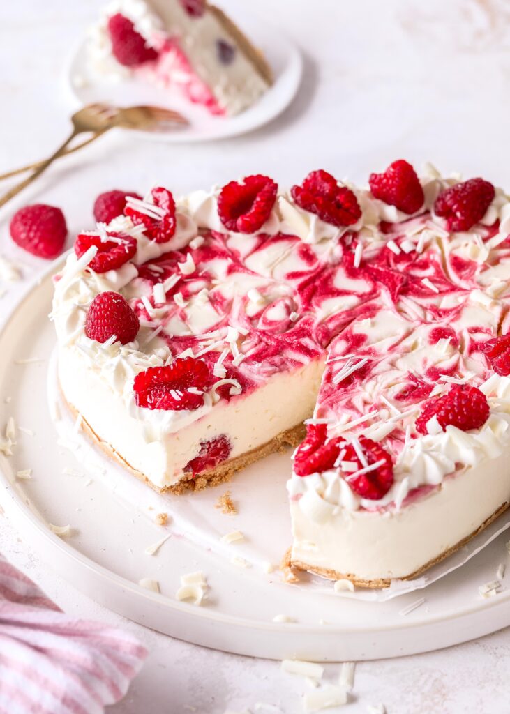 White Chocolate Raspberry Cheesecake ohne Backen. Ein köstliches Rezept mit weißer Schokolade, Himbeeren, Frischkäse und Mascarpone. Emmas Lieblingsstücke 