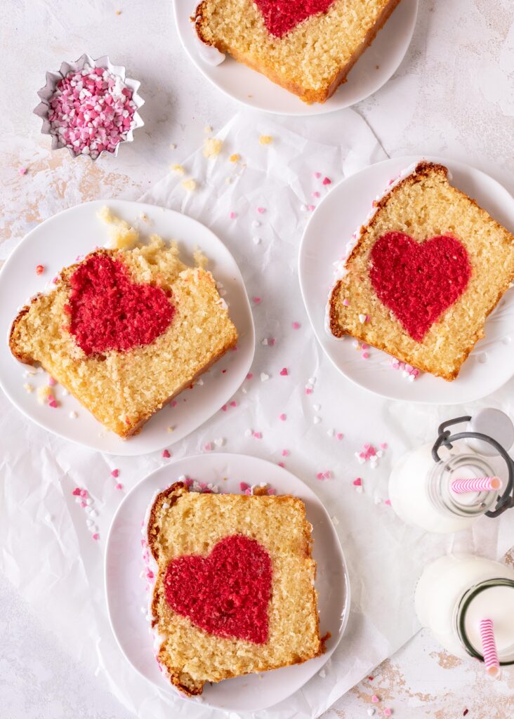 Herz-Motivkuchen mit Zitronenguss zum Valentinstag backen. Ein einfaches und leckeres Rezept. Emmas Lieblingsstücke