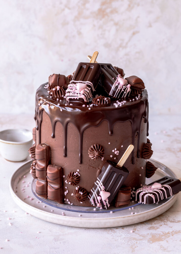 kinder bueno torte zum geburtstag backen. Schokoladen Drip Cake mit Cakesicle Deko. Emmas Lieblingsstuecke