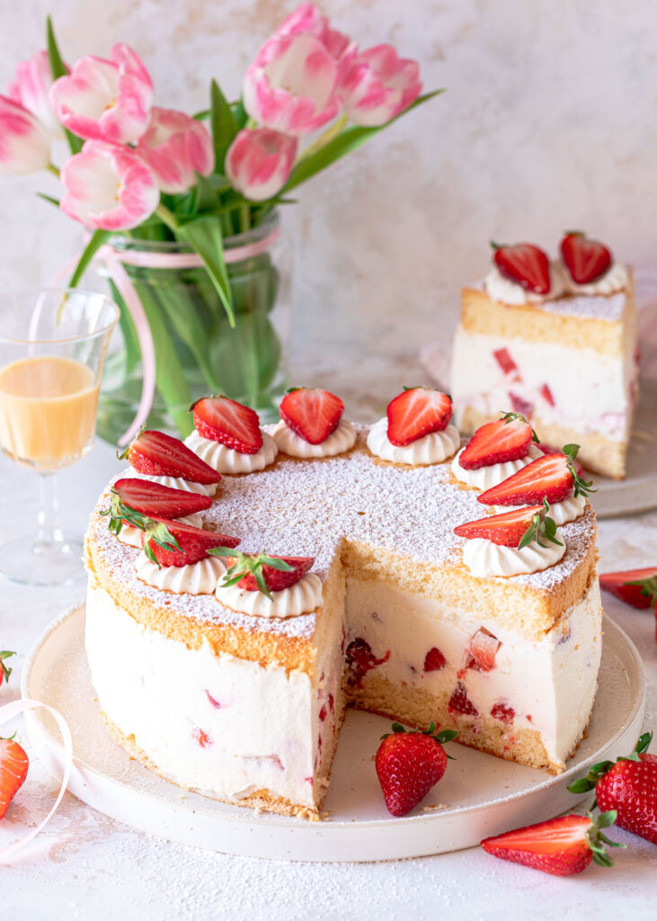 Käse-Sahne-Torte mit Erdbeeren und Eierlikör backen. Emmas Lieblingsstücke