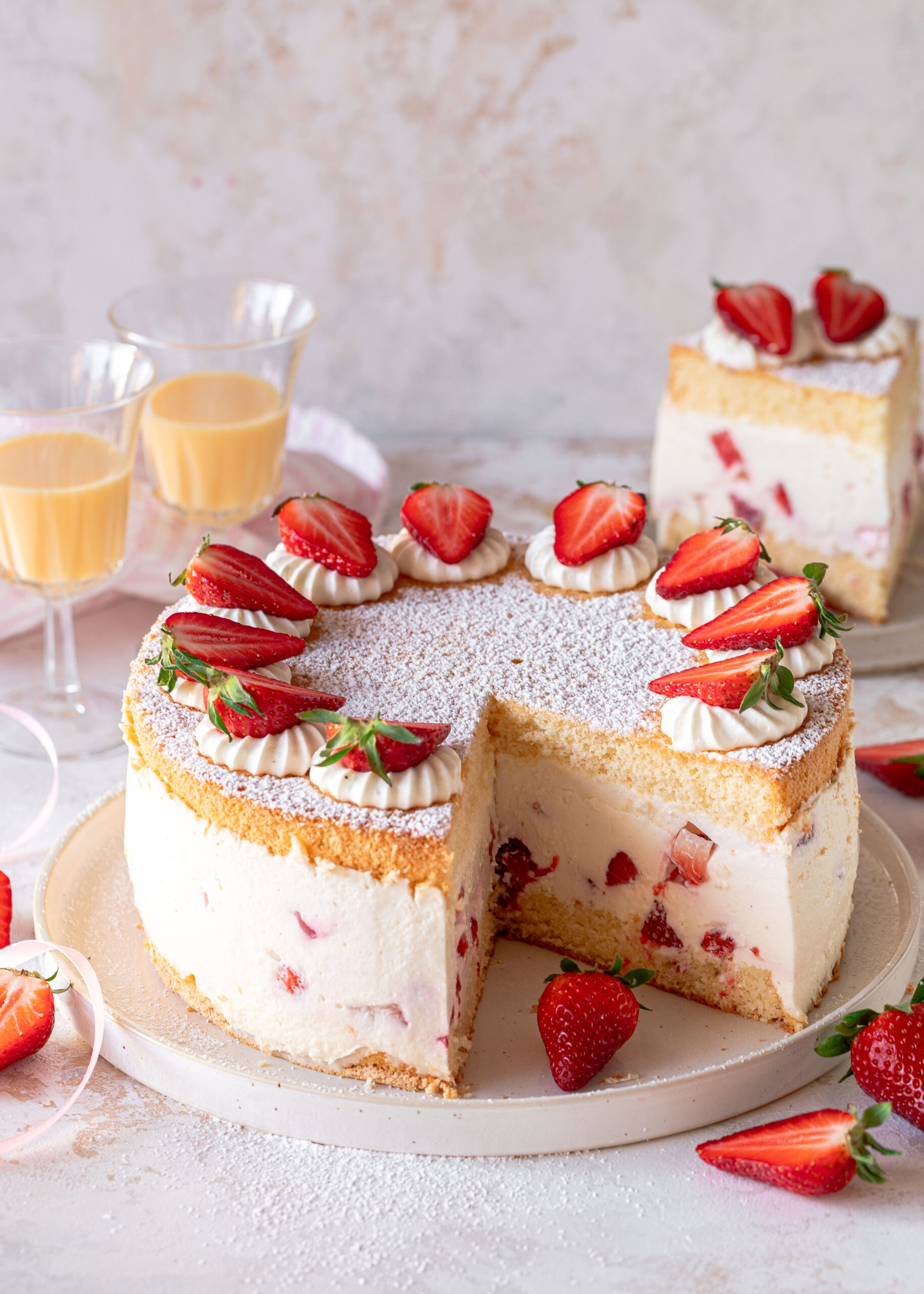 Käse-Sahne-Torte mit Eierlikör und Erdbeeren - Emma&amp;#39;s Lieblingsstücke