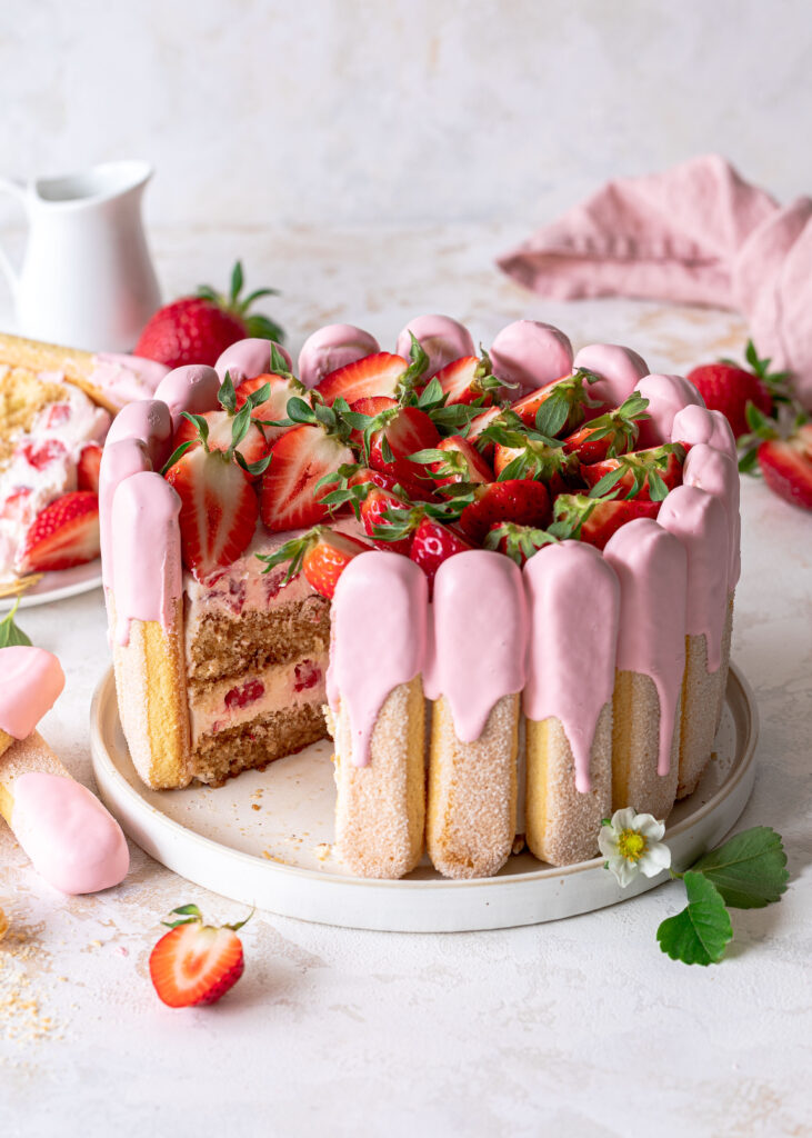 Erdbeer-Tiramisu-Charlotte backen. Ein Rezept mit fluffigem Biskuit, Erdbeeren, Quark und Mascarpone. Emmas Lieblingsstücke