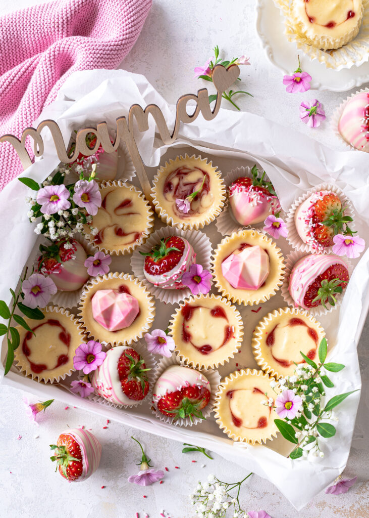 Mini Philadelphia Cheesecakes mit Erdbeerswirl Rezept zum Muttertag. Emmas Lieblingsstücke