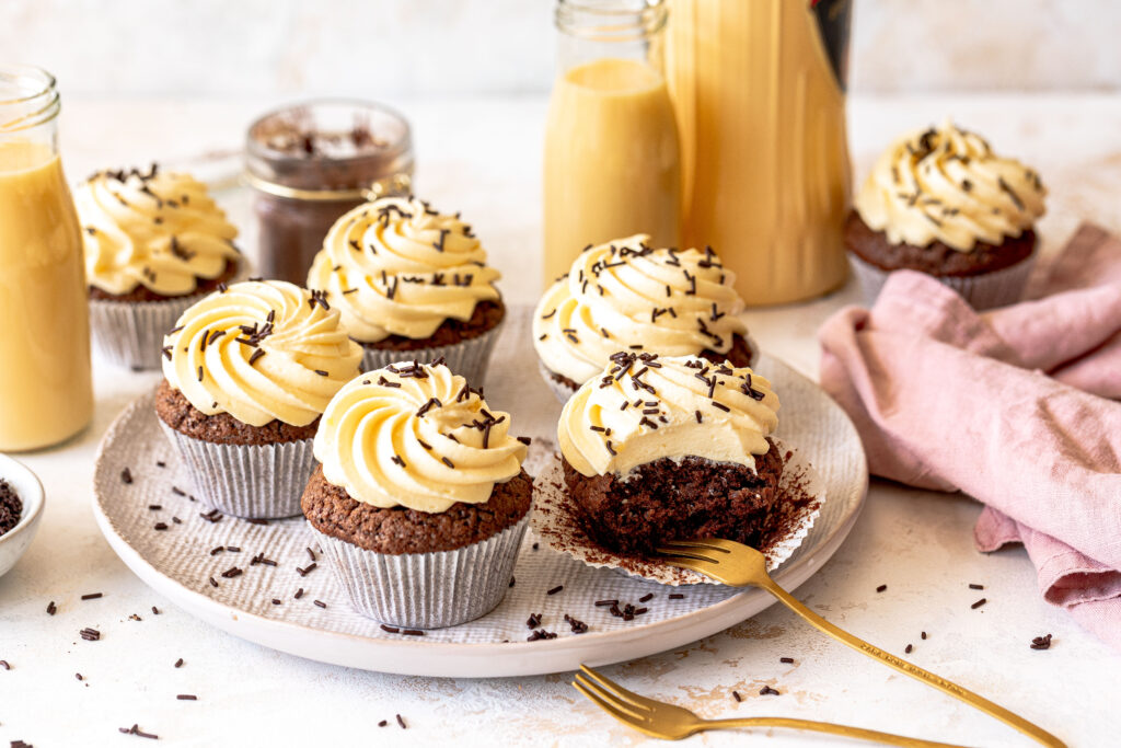Schoko-Eierlikör-Cupcakes ganz einfach selber backen. Ein einfaches Rezept mit Eierlikör und Schokolade. Emmas Lieblingsstücke