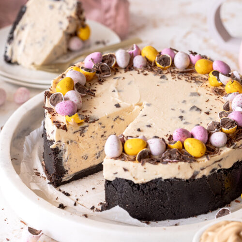 Oster-Cheesecake mit Haselnusscreme und Oreo-Boden. Ohne Backen, mega cremig und super vorzubereiten. Emmas Lieblingsstücke
