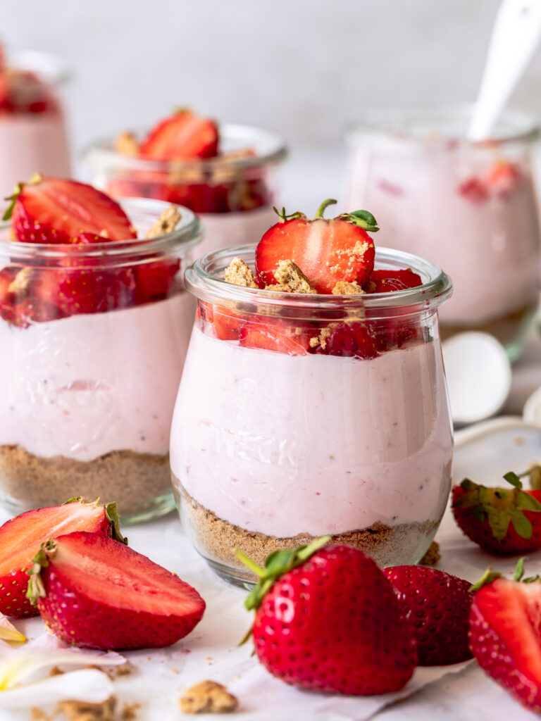 Nobake Erdbeer Cheesecake im Glas. Einfaches und schnelles Dessert mit Erdbeeren. Emmas Lieblingsstücke
