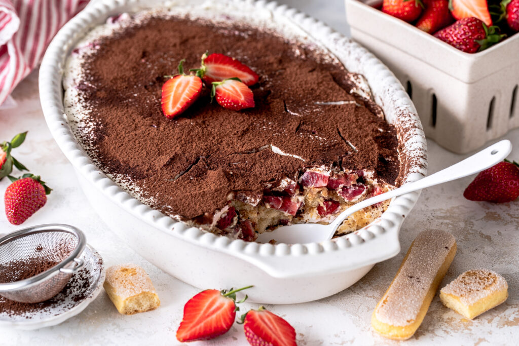 Bestes Erdbeer-Tiramisu - ein einfaches Rezept mit Quark und Mascarpone - der Dessertklassiker mit frischen Erdbeeren. Emmas Lieblingsstücke