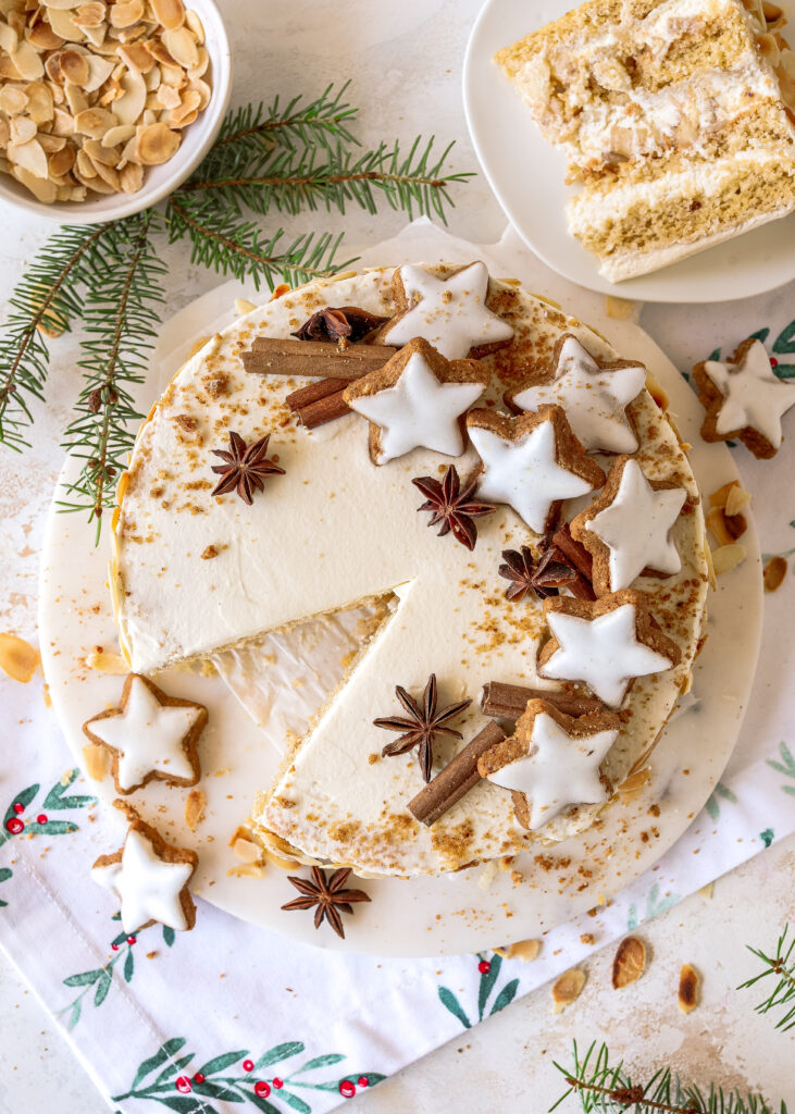 Bratapfel-Marzipan-Torte mit fluffigem Biskuit zu Weihnachten backen. Emmas Lieblingsstücke
