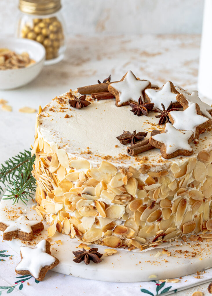 Bratapfel-Marzipan-Torte mit fluffigem Biskuit zu Weihnachten backen. Emmas Lieblingsstücke
