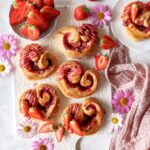 Hefe Herzen mit Erdbeeren und Schokolade - Erdbeer Fruchtkuvertüre zum Muttertag. Emmas Lieblingsstücke