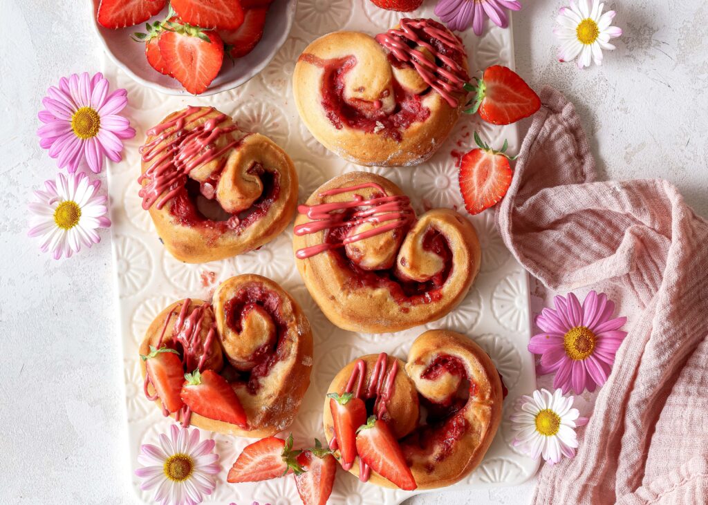 Hefe Herzen mit Erdbeeren und Schokolade - Erdbeer Fruchtkuvertüre zum Muttertag. Emmas Lieblingsstücke